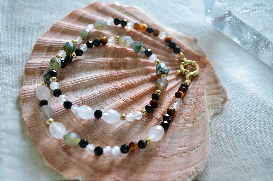 ARTÉMIS Collier œil de tigre, labradorite & tourmaline — fermoir nœud marin, keshi de Tahiti