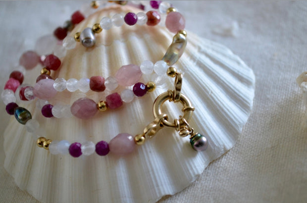 -HARMONIA — Ἁρμονία Collier opale rose, quartz rose & pierre de soleil — fermoir nœud marin, keshi de Tahiti