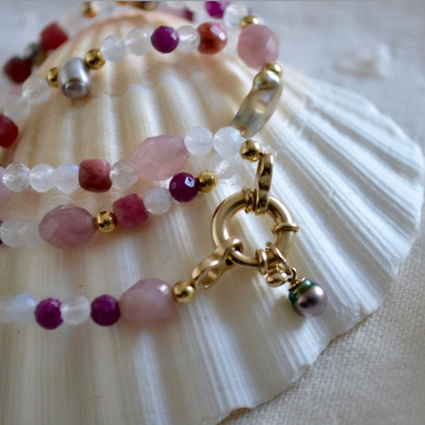 -HARMONIA — Ἁρμονία Collier opale rose, quartz rose & pierre de soleil — fermoir nœud marin, keshi de Tahiti