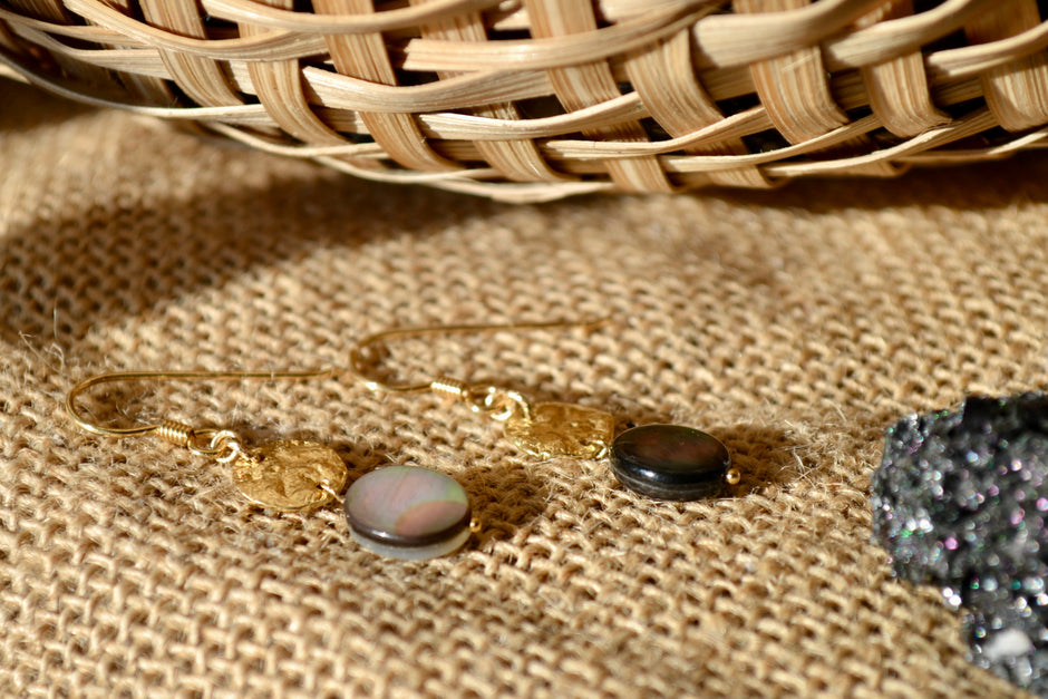 NÉMÉSIS — Boucles d'oreilles nacre de Tahiti & plaqué or 18k
