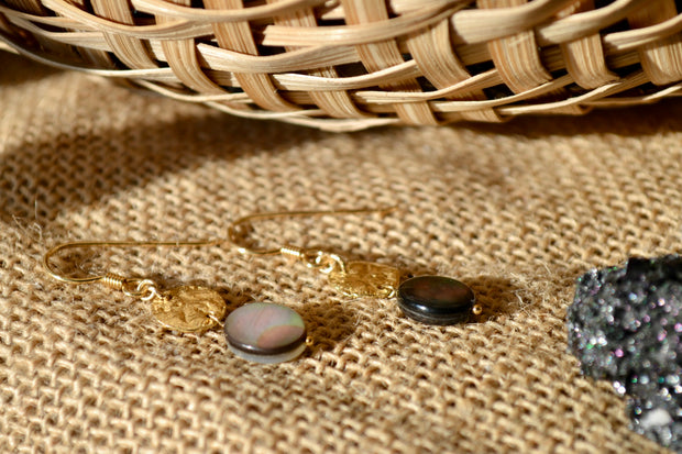 NÉMÉSIS — Boucles d'oreilles nacre de Tahiti & plaqué or 18k