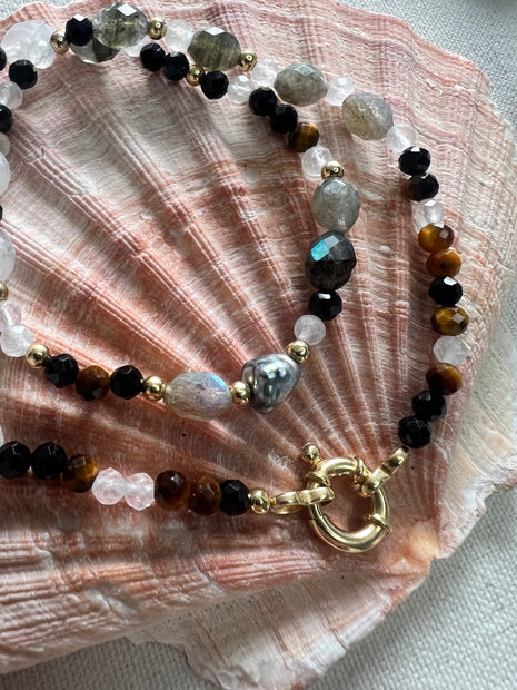ARTÉMIS
Collier œil de tigre, labradorite & tourmaline — fermoir nœud marin, keshi de Tahiti