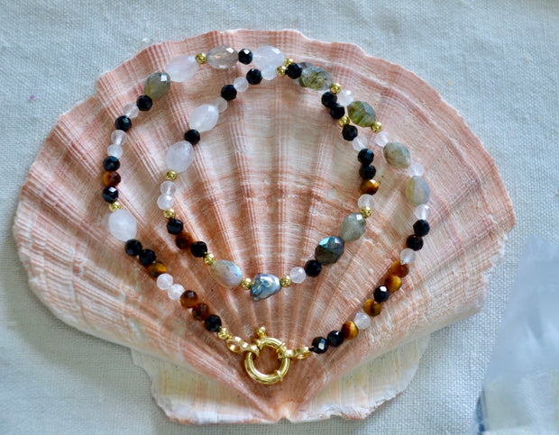 ARTÉMIS
Collier œil de tigre, labradorite & tourmaline — fermoir nœud marin, keshi de Tahiti
