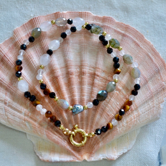 ARTÉMIS Collier œil de tigre, labradorite & tourmaline — fermoir nœud marin, keshi de Tahiti