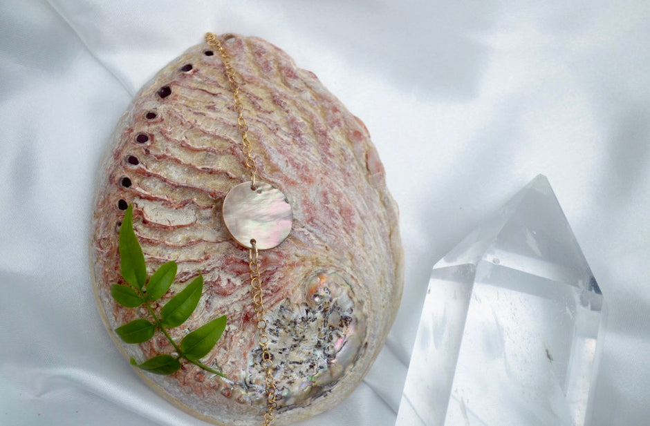 MĀRAMA — Bracelet nacre de Tahiti &  plaqué or 18k (base argent 925)