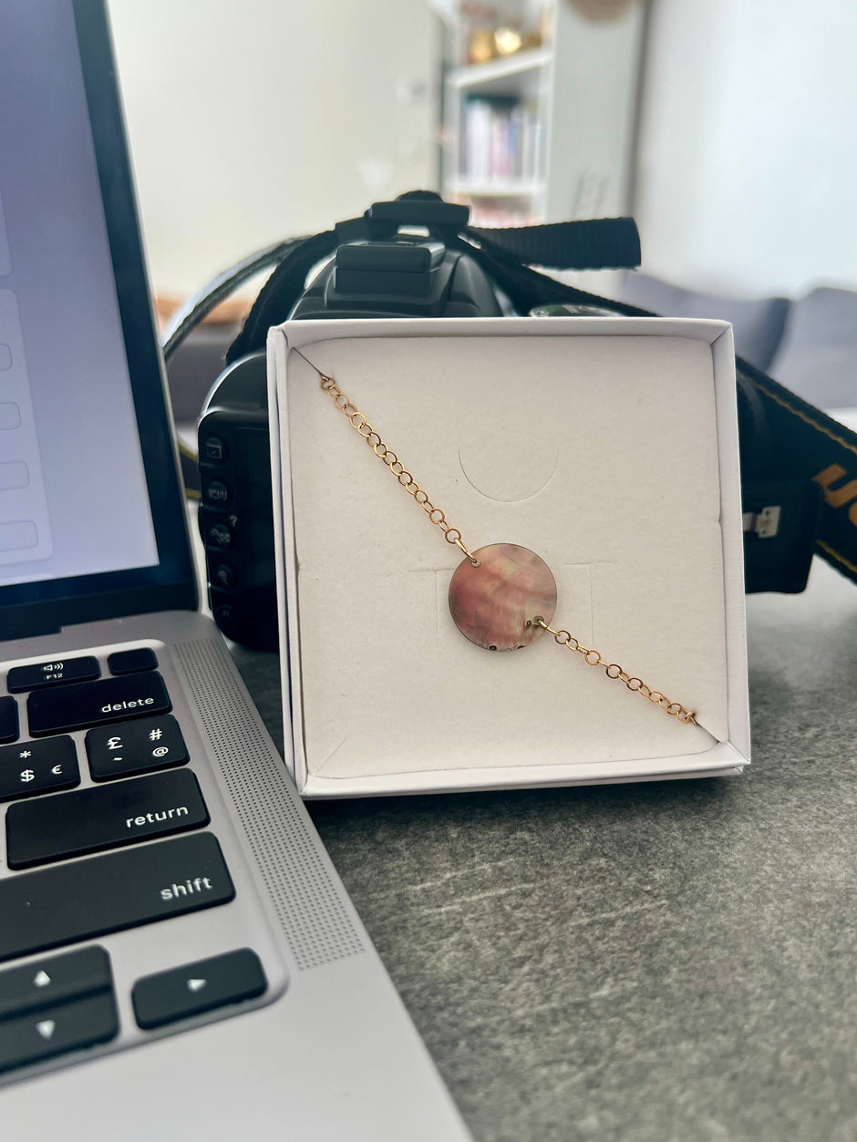 MĀRAMA — Bracelet nacre de Tahiti &  plaqué or 18k (base argent 925)