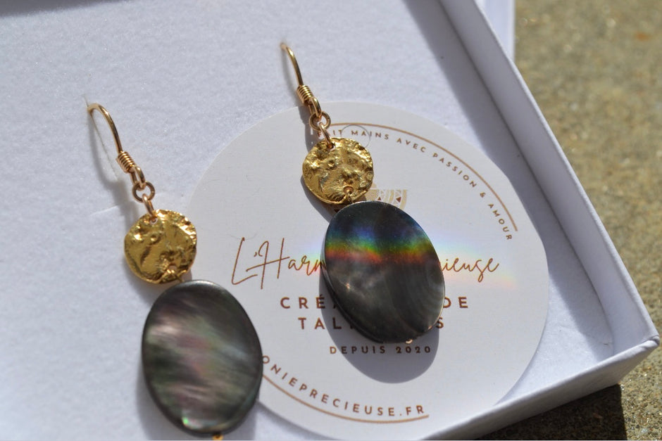 NÉMÉSIS — Boucles d'oreilles nacre de Tahiti & plaqué or 18k