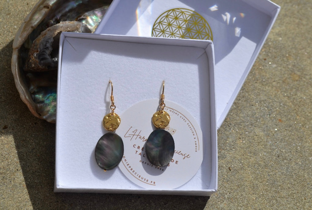 NÉMÉSIS — Boucles d'oreilles nacre de Tahiti & plaqué or 18k