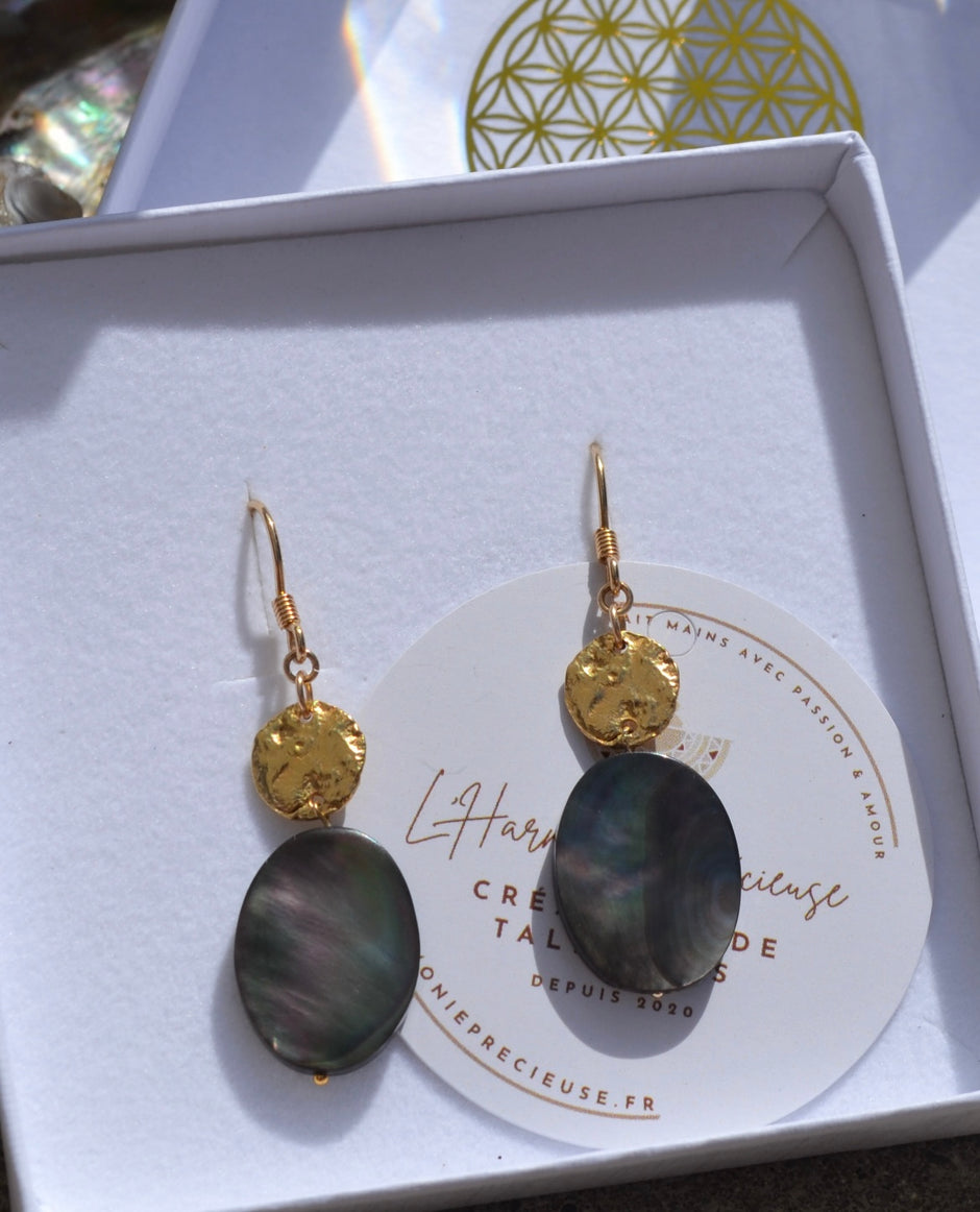 NÉMÉSIS — Boucles d'oreilles nacre de Tahiti & plaqué or 18k