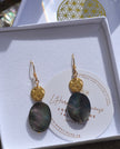 NÉMÉSIS — Boucles d'oreilles nacre de Tahiti & plaqué or 18k