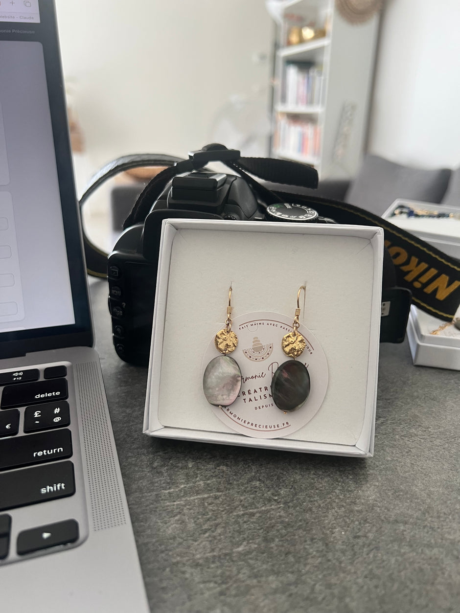 NÉMÉSIS — Boucles d'oreilles nacre de Tahiti & plaqué or 18k